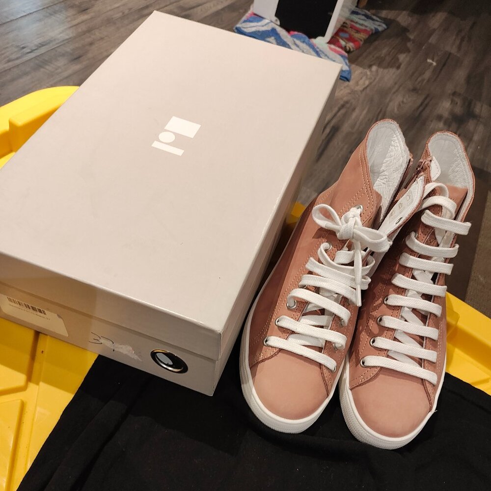 NIB DOF sneakers